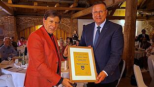 B&uuml;rgermeister Markus M&uuml;ller zeichnete Univ. Doz. Dr. John Ionescu mit dem &bdquo;B&uuml;rgermeister-Pfennig&ldquo; aus.