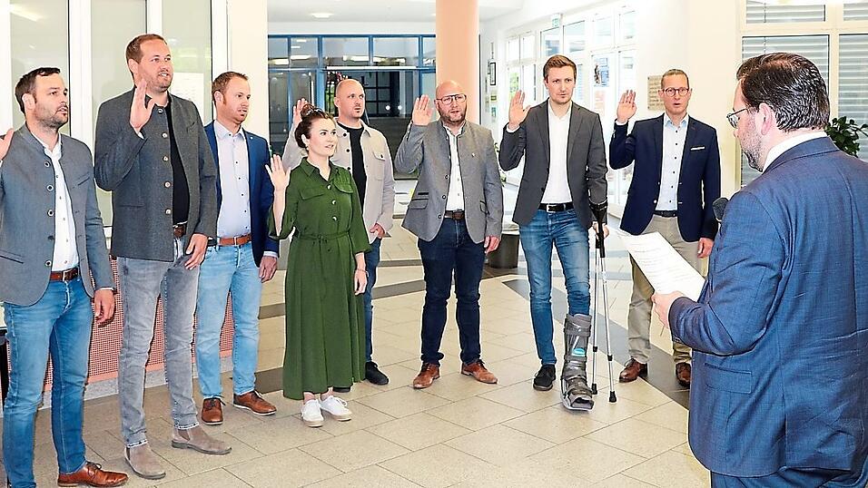 Die neu gewählten Gemeinderatsmitglieder (von links) Berhard Hagn, Michael Allmannsbeck, Klaus Meindl, Lisa Schmerbeck, Max Fleischmann, Josef Spinnler, Michael Denk und Thomas Schwarz legten den Eid ab. Die neu gewählten Gemeinderatsmitglieder (von links) Berhard Hagn, Michael Allmannsbeck, Klaus Meindl, Lisa Schmerbeck, Max Fleischmann, Josef Spinnler, Michael Denk und Thomas Schwarz legten den Eid ab.