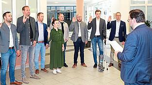 Die neu gew&auml;hlten Gemeinderatsmitglieder (von links) Berhard Hagn, Michael Allmannsbeck, Klaus Meindl, Lisa Schmerbeck, Max Fleischmann, Josef Spinnler, Michael Denk und Thomas Schwarz legten den Eid ab.