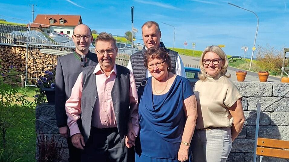 Monika und Gerhard Griesbeck feierten am Sonntag ihre Goldene Hochzeit im Gasthaus Doblinger. Pfarrer Florian Rein und Pfarreiratsmitglied Martin Schmidbauer sowie Bürgermeisterin Marion Macht überbrachten Glückwünsche. Monika und Gerhard Griesbeck feierten am Sonntag ihre Goldene Hochzeit im Gasthaus Doblinger. Pfarrer Florian Rein und Pfarreiratsmitglied Martin Schmidbauer sowie Bürgermeisterin Marion Macht überbrachten Glückwünsche.