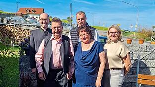 Monika und Gerhard Griesbeck feierten am Sonntag ihre Goldene Hochzeit im Gasthaus Doblinger. Pfarrer Florian Rein und Pfarreiratsmitglied Martin Schmidbauer sowie Bürgermeisterin Marion Macht überbrachten Glückwünsche. Monika und Gerhard Griesbeck feierten am Sonntag ihre Goldene Hochzeit im Gasthaus Doblinger. Pfarrer Florian Rein und Pfarreiratsmitglied Martin Schmidbauer sowie Bürgermeisterin Marion Macht überbrachten Glückwünsche.