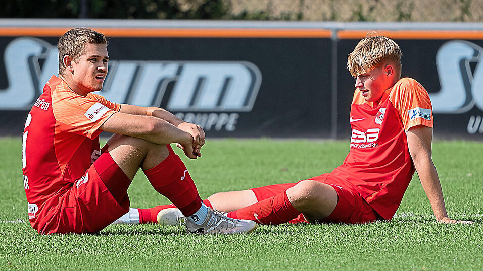 Erst mal verdauen müssen die Hankofener - hier Christoph Laimer (l.) und Benedikt Schwarzensteiner - vermutlich die 0:1-Heimniederlage gegen Illertissen. Das einzige Tor der Partie hätte, zumindest aus Sicht der Gastgeber, wegen eines vorausgegangenen Handspiels eigentlich gar nicht zählen dürfen. Erst mal verdauen müssen die Hankofener - hier Christoph Laimer (l.) und Benedikt Schwarzensteiner - vermutlich die 0:1-Heimniederlage gegen Illertissen. Das einzige Tor der Partie hätte, zumindest aus Sicht der Gastgeber, wegen eines vorausgegangenen Handspiels eigentlich gar nicht zählen dürfen.