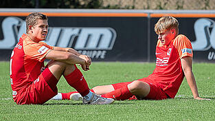 Erst mal verdauen müssen die Hankofener - hier Christoph Laimer (l.) und Benedikt Schwarzensteiner - vermutlich die 0:1-Heimniederlage gegen Illertissen. Das einzige Tor der Partie hätte, zumindest aus Sicht der Gastgeber, wegen eines vorausgegangenen Handspiels eigentlich gar nicht zählen dürfen. Erst mal verdauen müssen die Hankofener - hier Christoph Laimer (l.) und Benedikt Schwarzensteiner - vermutlich die 0:1-Heimniederlage gegen Illertissen. Das einzige Tor der Partie hätte, zumindest aus Sicht der Gastgeber, wegen eines vorausgegangenen Handspiels eigentlich gar nicht zählen dürfen.