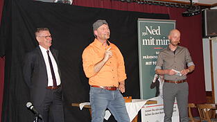 Seniorenbeauftragter Fritz Gößwein (l.) wollte den Ablenkungen, mit denen Kabarettist Tom Bauer (M.) und Polizeiobermeister Rudolf Schmuderer (r.) eine der Betrugsmaschen auf die Bühne brachten, trotzen.