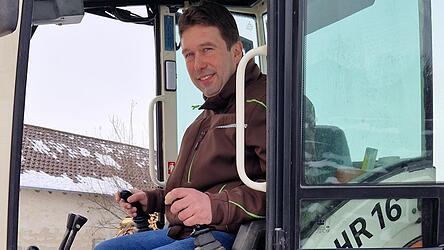 Ein Mann, der die Dinge buchst&auml;blich angreift: Martin Aigner in seinem Minibagger.