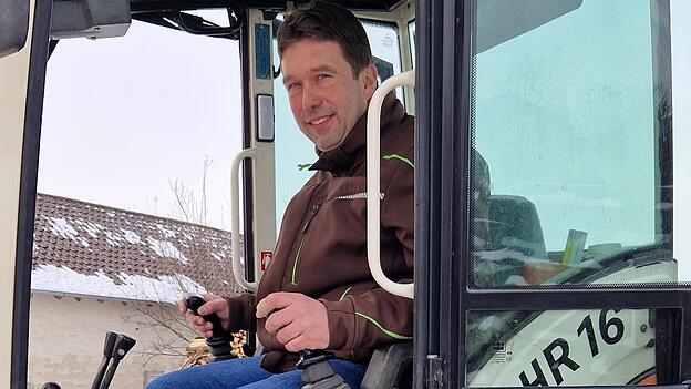 Ein Mann, der die Dinge buchst&auml;blich angreift: Martin Aigner in seinem Minibagger.