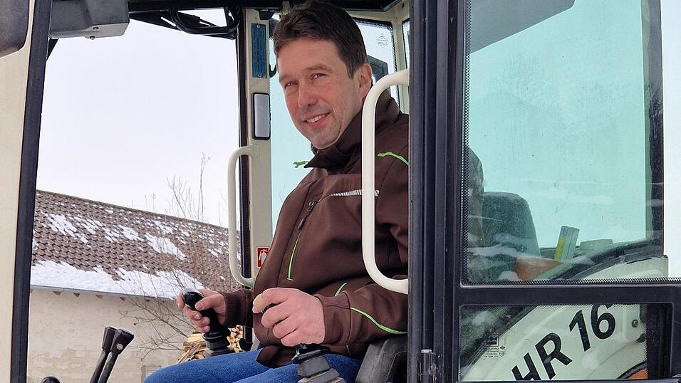 Ein Mann, der die Dinge buchst&auml;blich angreift: Martin Aigner in seinem Minibagger.