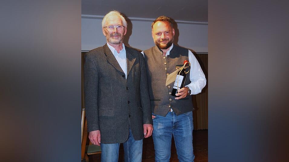 Vorsitzender Karl Vislmeier dankte Armin Maier... Vorsitzender Karl Vislmeier dankte Armin Maier...