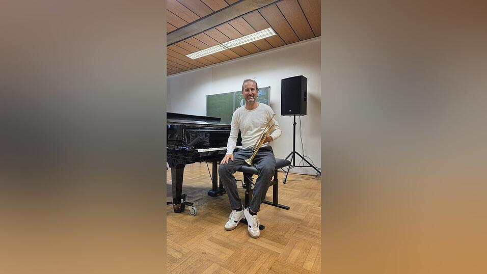 Alexander G&ouml;tzfried mit seinem Lieblingsinstrument: der Trompete. Als Musiker war er schon an der Landshuter Hochzeit beteiligt.