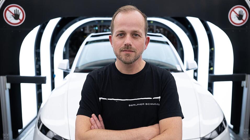 Der Werksleiter der Tesla-Fabrik in Gr&uuml;nheide, Andr&eacute; Thierig, &auml;u&szlig;ert sich zur Entlohnung. (Archivbild)