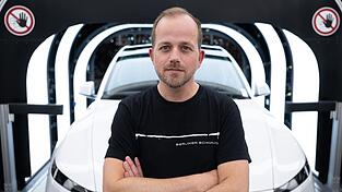 Der Werksleiter der Tesla-Fabrik in Gr&uuml;nheide, Andr&eacute; Thierig, &auml;u&szlig;ert sich zur Entlohnung. (Archivbild)