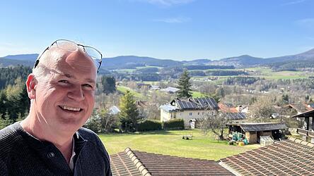 &bdquo;Wir haben es hier so sch&ouml;n&ldquo;, sagt Markus Schmidberger &uuml;ber seine Heimat Hohenwarth und den tollen Ausblick auf den Bayerischen Wald.