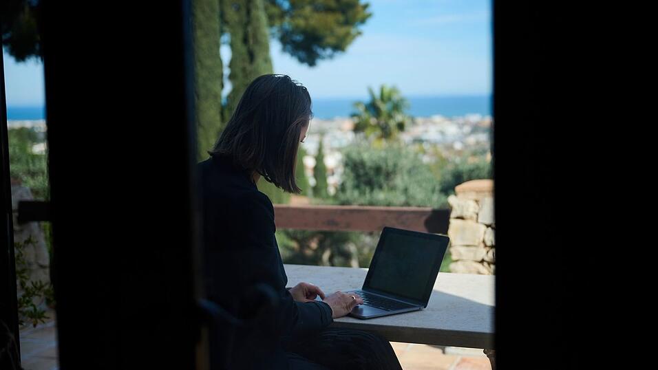 Wer w&auml;hrend des Urlaubs arbeiten muss, denkt einer Umfrage zufolge eher &uuml;ber einen Jobwechsel nach. (Archivbild)
