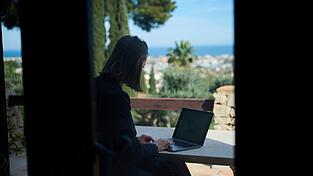 Wer während des Urlaubs arbeiten muss, denkt einer Umfrage zufolge eher über einen Jobwechsel nach. (Archivbild) Wer während des Urlaubs arbeiten muss, denkt einer Umfrage zufolge eher über einen Jobwechsel nach. (Archivbild)
