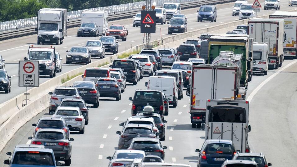 Am letzten Ferienwochenende drohen wieder Staus auf Bayerns Autobahnen. (Symbolbild)