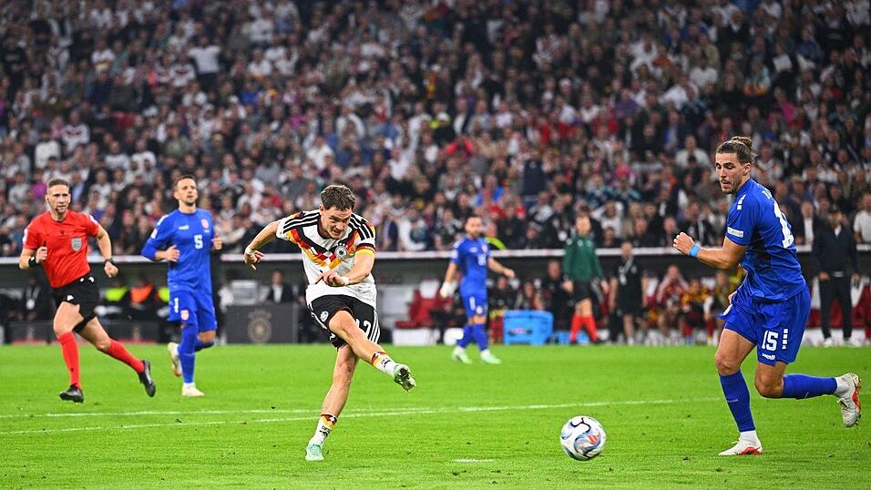 Florian Wirtz nimmt Maß und trifft zum 2:0 - als Kapitän. Florian Wirtz nimmt Maß und trifft zum 2:0 - als Kapitän.