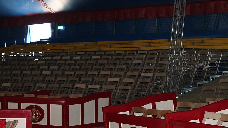 Fünf Stunden vor der Show ist es noch dunkel in der Manege. Auch die Stühle sind noch nicht gepolstert. Fünf Stunden vor der Show ist es noch dunkel in der Manege. Auch die Stühle sind noch nicht gepolstert.