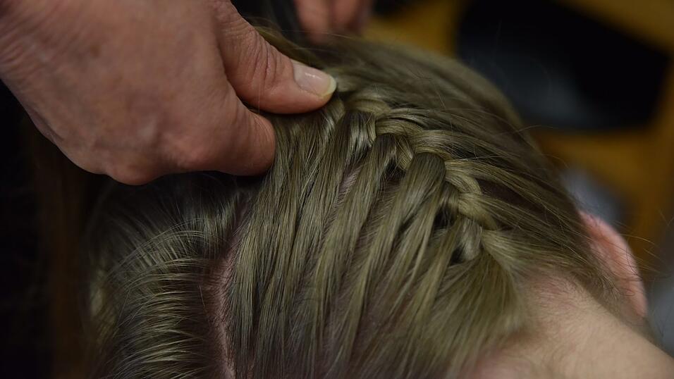 Jetzt geht es kopfüber: Am Hinterkopf einen finalen französischen Zopf bis zum Pferdeschwanz hochflechten. Jetzt geht es kopfüber: Am Hinterkopf einen finalen französischen Zopf bis zum Pferdeschwanz hochflechten.