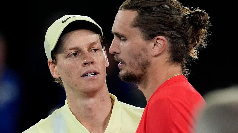 Jannik Sinner (l) baute Alexander Zverev auf