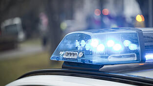 Mehrere Unbekannte schlugen und traten auf einen 28-Jährigen ein, jetzt sucht die Polizei nach Zeugen. (Symbolbild)