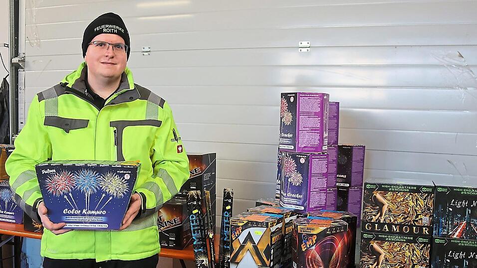 Seit neun Jahren verkauft Stefan Roith Feuerwerk in Fronau. Als staatlich gepr&uuml;fter Pyrotechniker ist er im Nebenerwerb in ganz Deutschland unterwegs, wenn es um gro&szlig;e Musikfeuerwerke, aber auch um seine Expertise f&uuml;r die Polizei bei Feuerwerksunf&auml;llen geht.