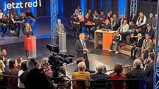 Die Moderatoren Tilmann Sch&ouml;berl (Bildmitte) und Franziska Eder (am Laptop) mit Hubert Aiwanger und Katharina Dr&ouml;ge in Atting