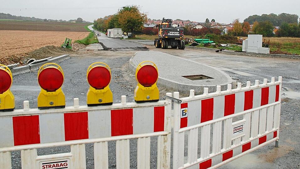 Straßenbauarbeiten im Landkreis (Archivbild einer Kreuzung bei Steinach): Grundsätzlich wird versucht, altes Material erneut zu verwenden, das geht aber nur, wenn das Material nicht entsprechend belastet ist - was überprüft und dokumentiert werden muss. Straßenbauarbeiten im Landkreis (Archivbild einer Kreuzung bei Steinach): Grundsätzlich wird versucht, altes Material erneut zu verwenden, das geht aber nur, wenn das Material nicht entsprechend belastet ist - was überprüft und dokumentiert werden muss.