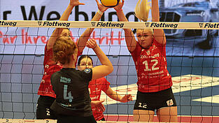 Ein Block wie eine Wand: Die Roten Raben packen am Netz gerne energisch zu - das wollen Tina de Groot (rechts) und Kapitänin Pia Fernau auch in der Heimpartie gegen den VfL Oythe tun. Ein Block wie eine Wand: Die Roten Raben packen am Netz gerne energisch zu - das wollen Tina de Groot (rechts) und Kapitänin Pia Fernau auch in der Heimpartie gegen den VfL Oythe tun.