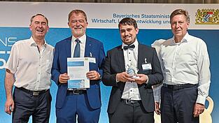 Wirtschaftsminister Hubert Aiwanger (von links) gratuliert Franz und Fabian Aukofer zur Nominierung unter „Bayerns Best 50“. Mit im Bild: Thomas Edenhofer vom Juror Baker Tilly. Wirtschaftsminister Hubert Aiwanger (von links) gratuliert Franz und Fabian Aukofer zur Nominierung unter „Bayerns Best 50“. Mit im Bild: Thomas Edenhofer vom Juror Baker Tilly.