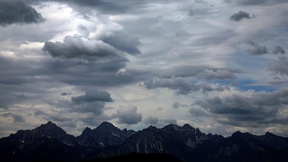 In den Alpen kann es zu Wochenbeginn regnen. (Symbolbild)