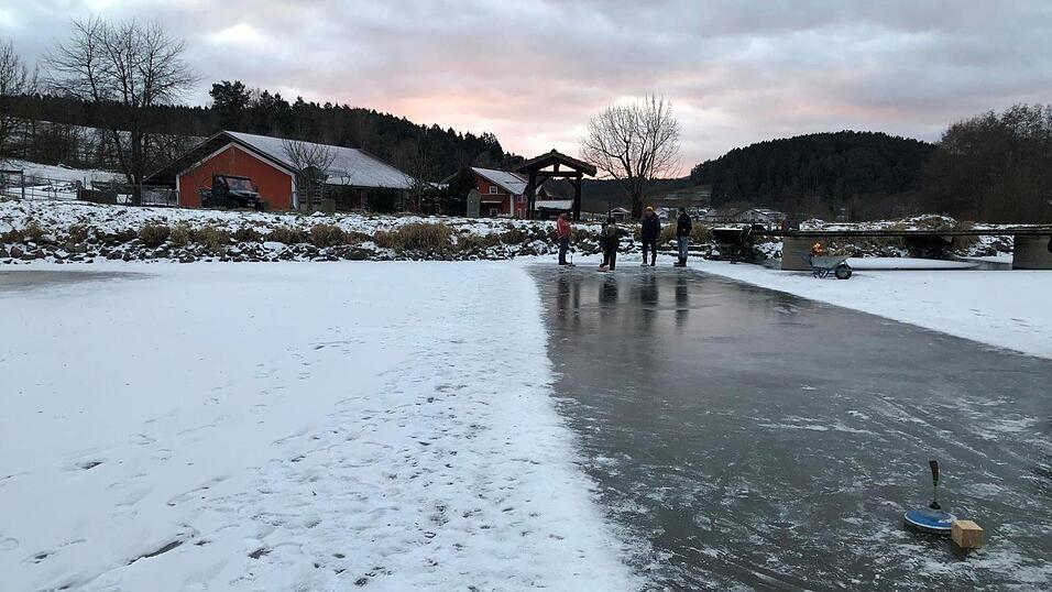 Auf Eisfl&auml;chen wie hier bei einem Weiher in Miltach ist derzeit Eisstockschie&szlig;en m&ouml;glich.