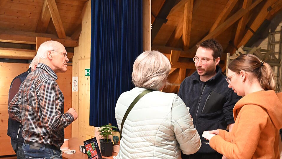 Nach dem Vortrag konnten die Besucher dem Referenten Kilian Bohn (2. v. r.) noch Fragen stellen