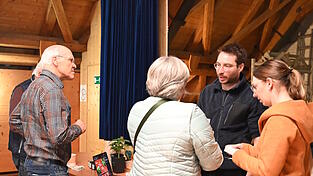 Nach dem Vortrag konnten die Besucher dem Referenten Kilian Bohn (2. v. r.) noch Fragen stellen