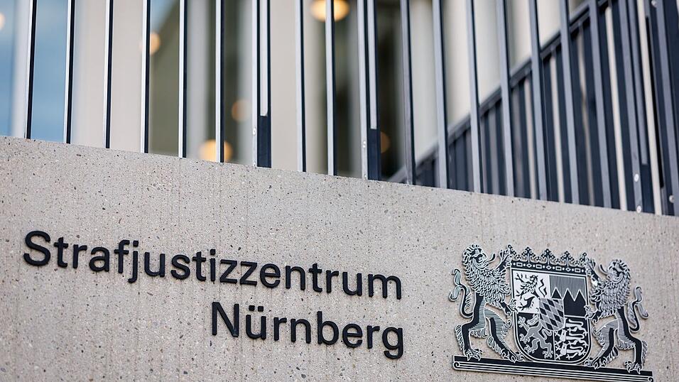 Ein Mann steht in Nürnberg wegen des Vorwurfs der schweren Zwangsprostitution vor Gericht. (Archivbild) Ein Mann steht in Nürnberg wegen des Vorwurfs der schweren Zwangsprostitution vor Gericht. (Archivbild)