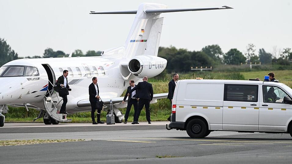 VW-Chef Oliver Blume (2. von links) spricht heute bei der Betriebsversammlung in Emden und muss dann weiter nach Zwickau. VW-Chef Oliver Blume (2. von links) spricht heute bei der Betriebsversammlung in Emden und muss dann weiter nach Zwickau.