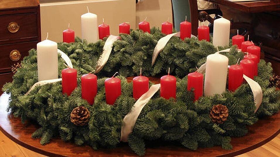 Vor einigen Jahren wurde anl&auml;sslich eines Seniorentreffs in Zeholfing ein Adventskranz mit 24 Kerzen angefertigt und der Ursprung vom Adventskranz vermittelt.