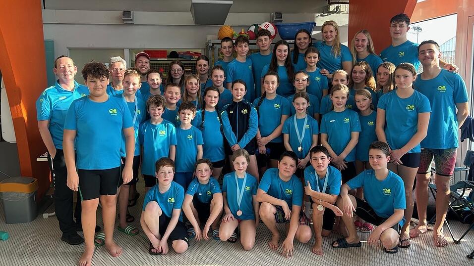 Die Hengersberger Schwimmer mit ihren Trainern Manuela Donaubauer, Jasmin Ebner, Nicole Sauer, Valentin Simbeck und Regina Steininger.