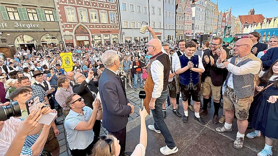 Mit zwei kräftigen Schlägen eröffnete OB Alexander Putz die Frühjahrsdult - dann erklang das traditionelle 'Ozapft is!'. Mit zwei kräftigen Schlägen eröffnete OB Alexander Putz die Frühjahrsdult - dann erklang das traditionelle 'Ozapft is!'.