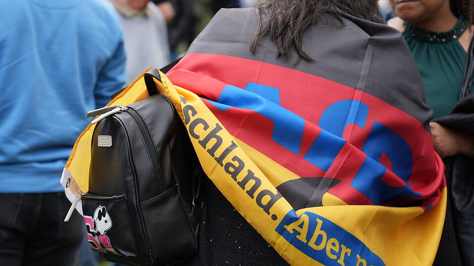Ein Blick auf die Besucher zeigt: Die AfD ist hier mehr Bewegung, als nur Partei. Ein Blick auf die Besucher zeigt: Die AfD ist hier mehr Bewegung, als nur Partei.