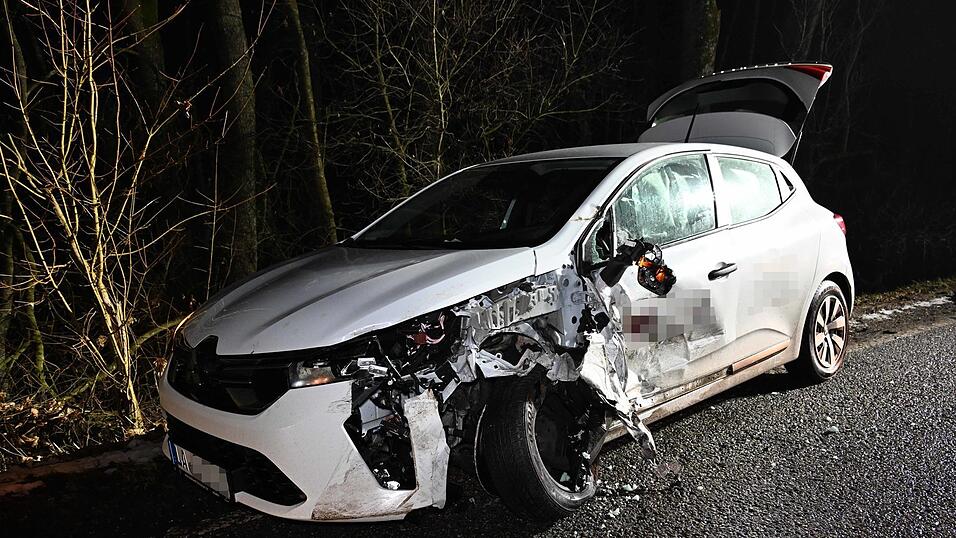 Das Auto der 33-J&auml;hrigen sei nicht mehr fahrbereit gewesen und habe abgeschleppt werden m&uuml;ssen.