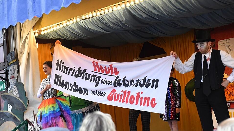 Die Hinrichtung einer lebenden Person ist der traditionelle H&ouml;hepunkt der Show. (Archibvild)