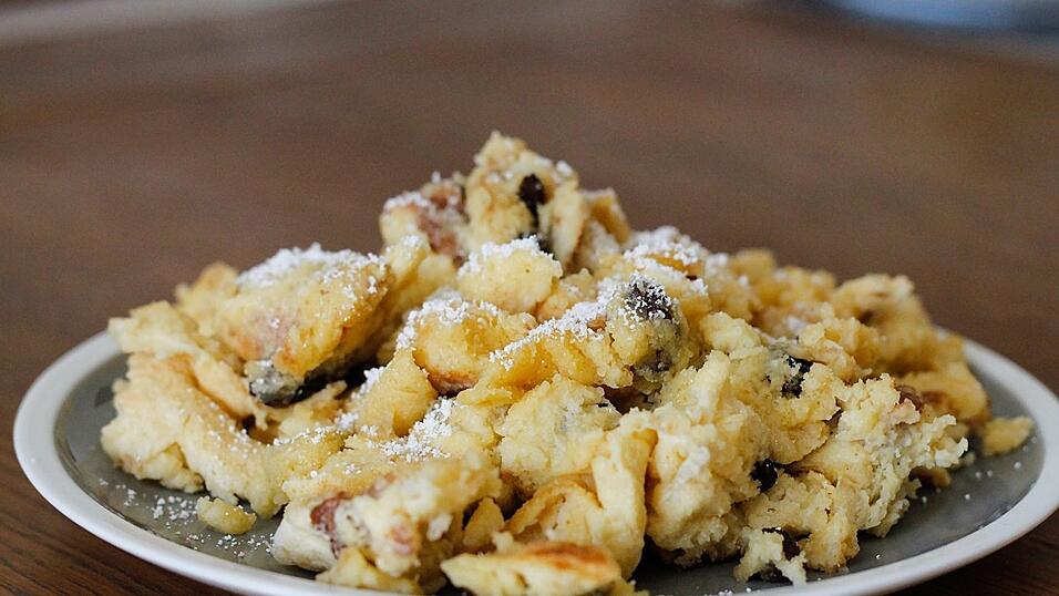 Kaiserschmarrn ist eine beliebte Süßspeise aus Österreich.