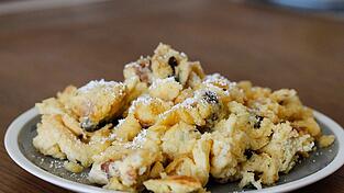 Kaiserschmarrn ist eine beliebte Süßspeise aus Österreich.