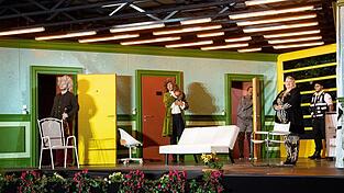 An der Nahtstelle von Normalit&auml;t und Wahnsinn (von links): Martin Puhl (Einstein), Markus Fisher (Newton), Norman Stehr (M&ouml;bius), Yvonne K&ouml;stler (Mathilde von Zahnd) und Christoph Dirmhirn (Pfleger)