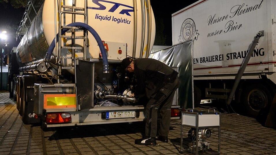 Her mit dem Bier: Um alles druckdicht zu bekommen, ist Kraft gefragt. Her mit dem Bier: Um alles druckdicht zu bekommen, ist Kraft gefragt.