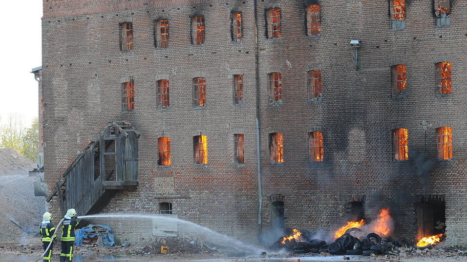 Großbrand einer ehemaliegen Ziegelei in Straubing. (Foto: Ulli Scharrer) Großbrand einer ehemaliegen Ziegelei in Straubing. (Foto: Ulli Scharrer)