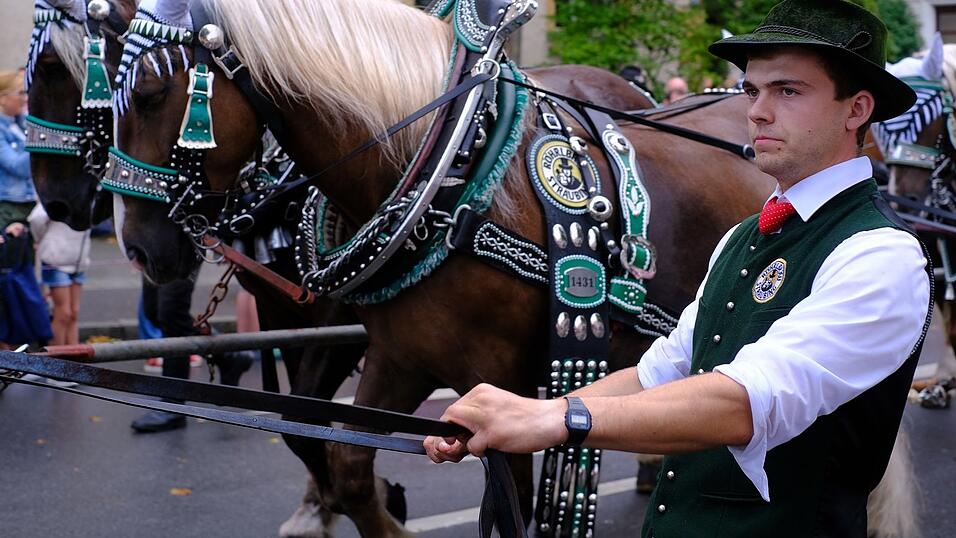 Zahlreiche Musik- und Trachtengruppen zogen nach dreij&auml;hriger Pause am Freitagabend zum Festplatz Am Hagen.