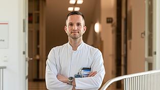 Dr. Christoph Daniel Spinner ist Oberarzt am Klinikum rechts der Isar der Technischen Universität München, Facharzt für Innere Medizin und Infektiologe sowie Chief Medical Information Officer. Der 38-Jährige habilitierte 2017 über 'Neue Aspekte zur Prävention und Therapie von HIV-Infektionen'. Für den Podcast 'Wissenschaft und Forschung' des 'Bayerischen Rundfunks' betätigt er sich als Corona-Experte.