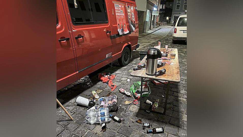 An einem Nachtinfostand der SPD-Jugendorganisation hat am Samstagabend ein junger Mann Wahlkämpfer attackiert.