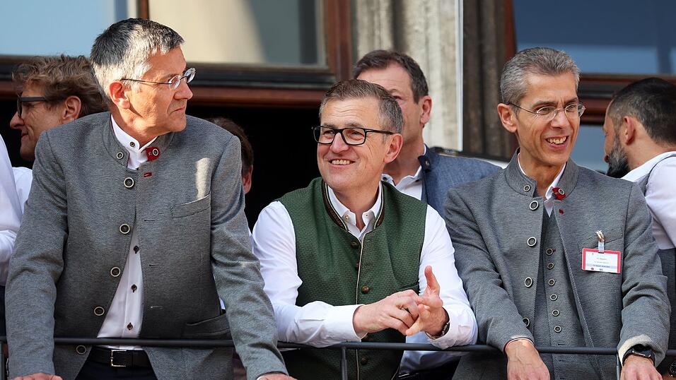Finanzvorstand Michael Diederich (r) verlässt den FC Bayern. (Archivbild)